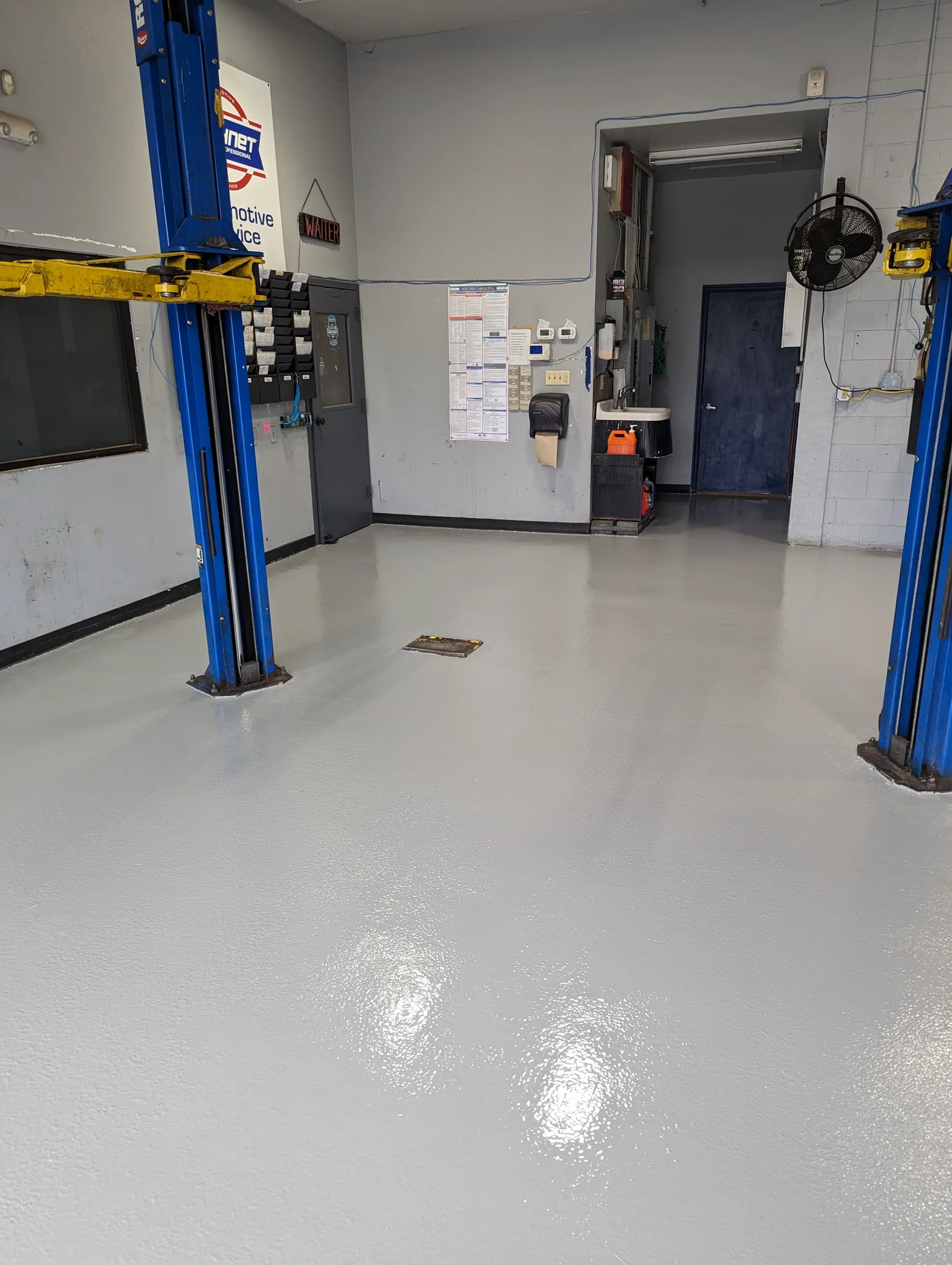 Gray epoxy floor coating in a commercial automotive service bay